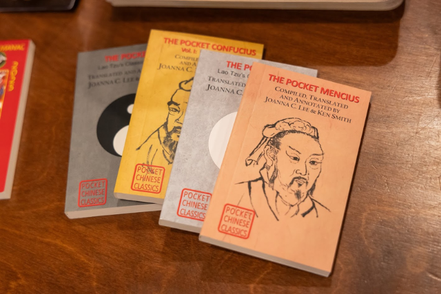 Chinese pocket texts arranged in a surface