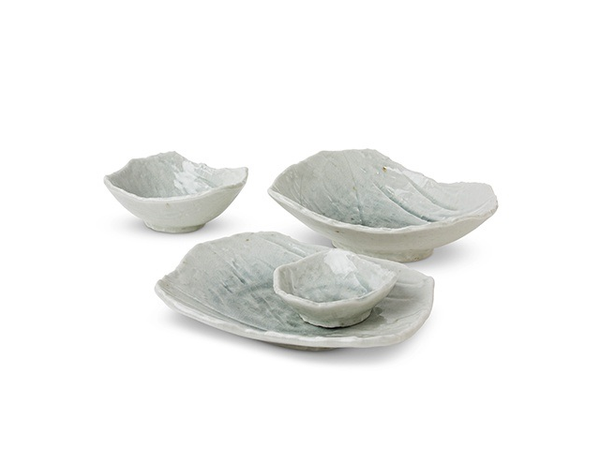 The beautiful Coral Blue series feels organic in shape and color. The pieces add a wonderful contemporary look to your tabletop collection. Hand wash recommended Not microwaveable Made in Japan