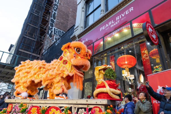 Lion dancers on platform in front of Pearl River Mart