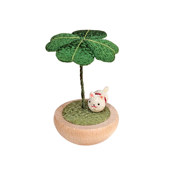 Mini figurine with shiba inu and clover