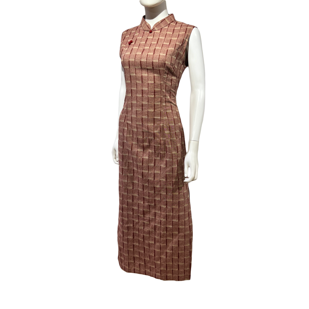 Retro-Style Sleeveless Qipao with Graph Check Pattern